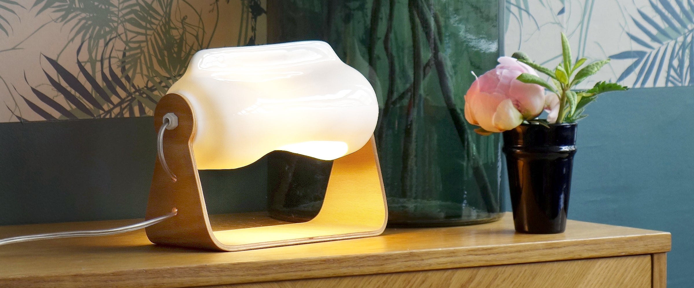 Lampe en bois et porcelaine posée sur un buffet