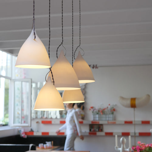 Lampes cornettes tsé tsé en porcelaine avec câble textile.