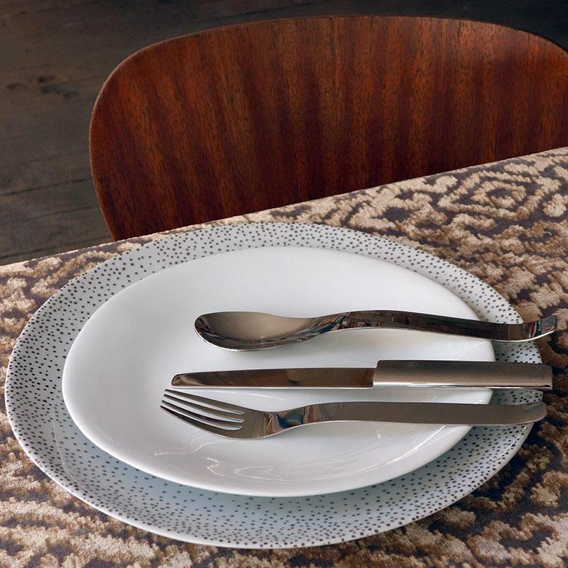 couverts de forme irrégulière posés dans une petite assiette en porcelaine blanche - tsé tsé