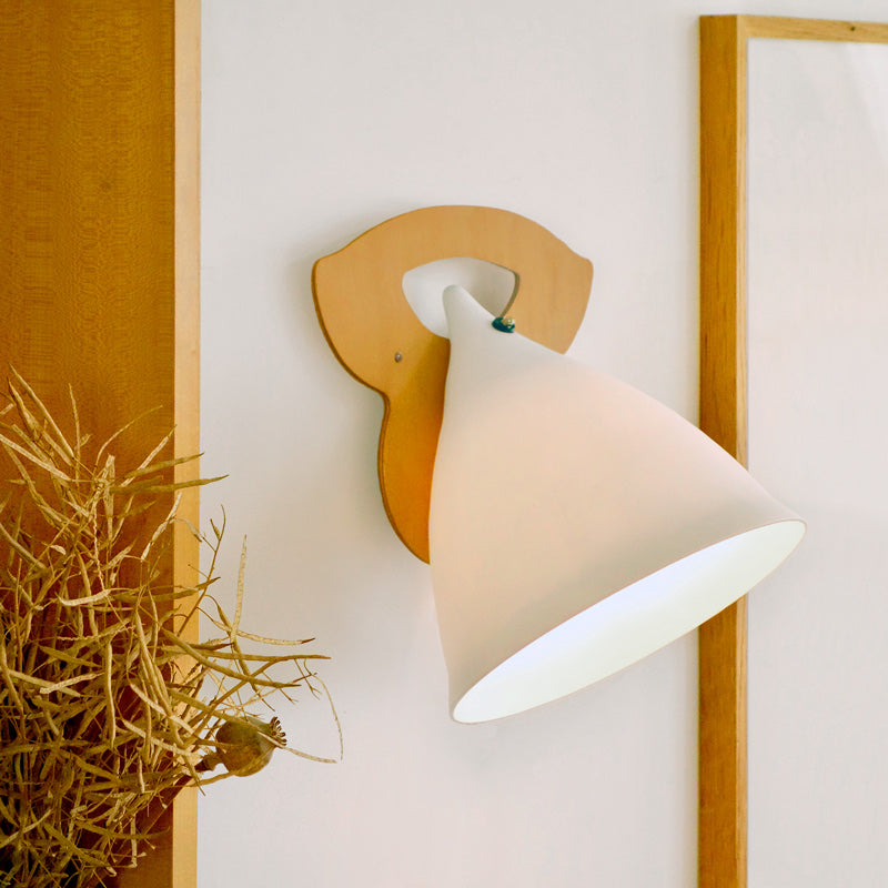 lampe applique en bois clair et porcelaine blanche fixée au mur à coté d'un bouquet de fleurs séchées - tsé tsé