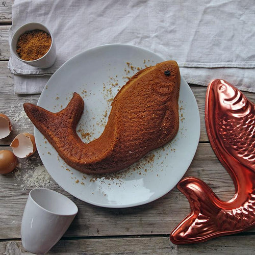 gateau en forme de poisson dans une grande assiette en porcelaine blanche de forme irrégulière - tsé tsé