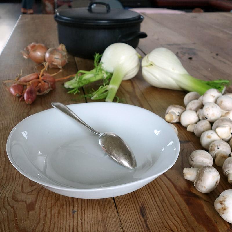 assiette creuse blanche de forme irrégulière, avec légumes sur une table - tsé tsé