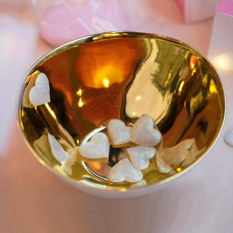 petits coeurs brillants posés dans un bol dont l'intérieur est complètement doré - tsé tsé