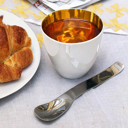 petite cuillère avec le manche ondulé, croissant et tasse blanche intérieur or - tsé tsé