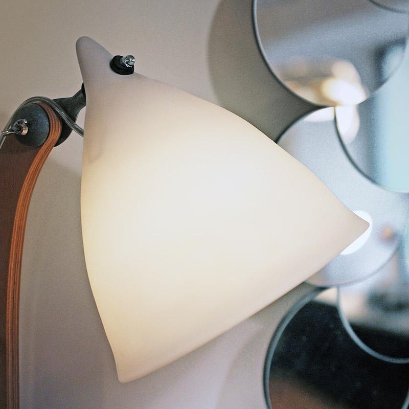 détail réflecteur en porcelaine blanche tanslucide devant un miroir - tsé tsé