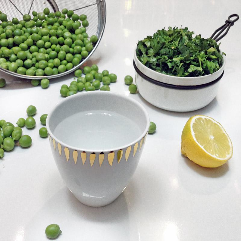 tasses blanche avec gouttes dorées et légumes verts en arrière plan - tsé tsé