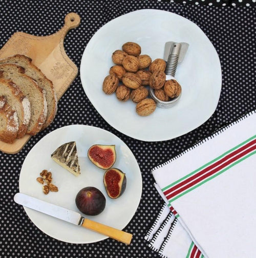 table d'apéro avec assiettes artisanales en porcelaine blanche irrégulière - tsé tsé