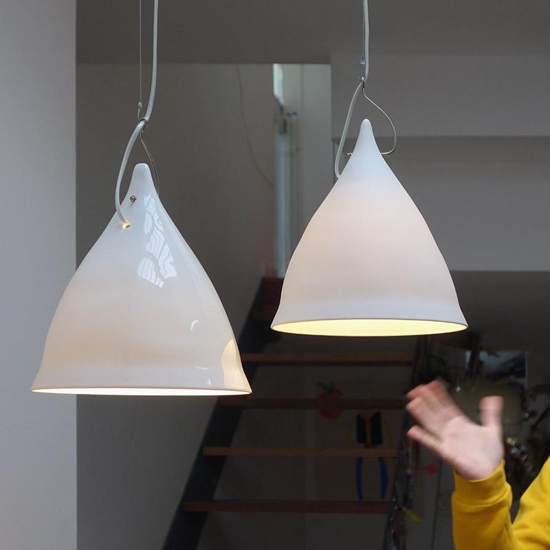 suspensions cornette en porcelaine mate ou émaillée allumées - tsé tsé