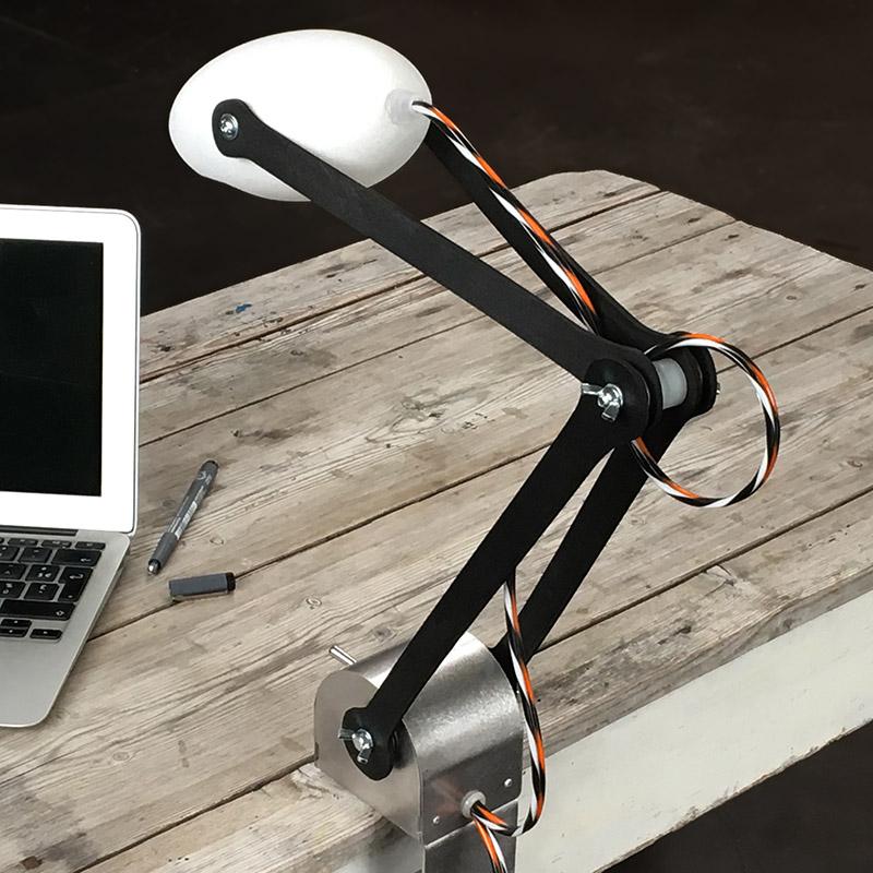 lampe de bureau en bois noir - tsé tsé