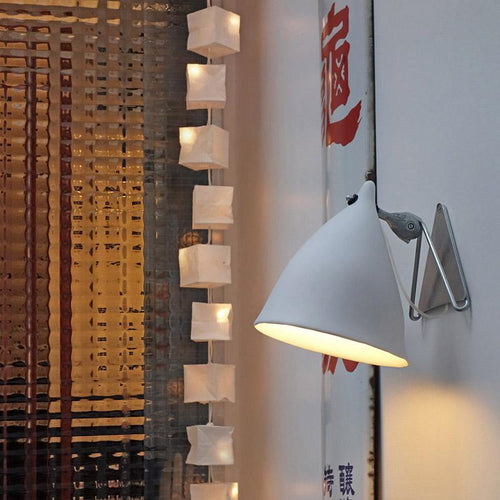 applique en porcelaine bmanche mate devant une fenêtre - tsé tsé