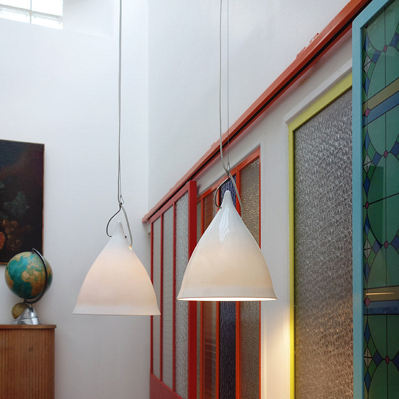 Grandes lampes suspensions en porcelaine translucide, suspendue devant des portes colorées