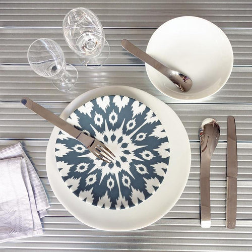table dressée avec assiette bleu gris d'inspiration ouzbek - tsé tsé