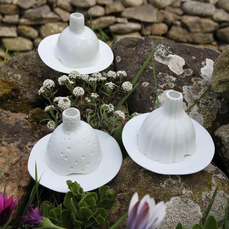 photophores en forme d'igloo en porcelaine blanche mate ou brillante sur un muret en pierre - tsé tsé