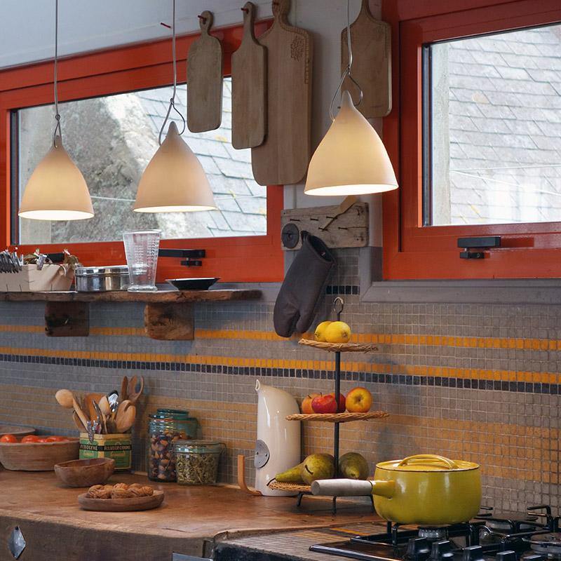 suspensions en porcelaine blanche allumées au dessus d'un plan de travail de cuisine - tsé tsé