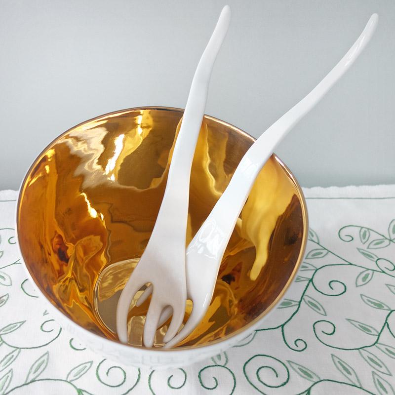 couverts à salade en porcelaine blanche dans un saladier doré - tsé tsé