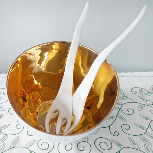 couverts à salade en porcelaine blanche dans un saladier doré - tsé tsé