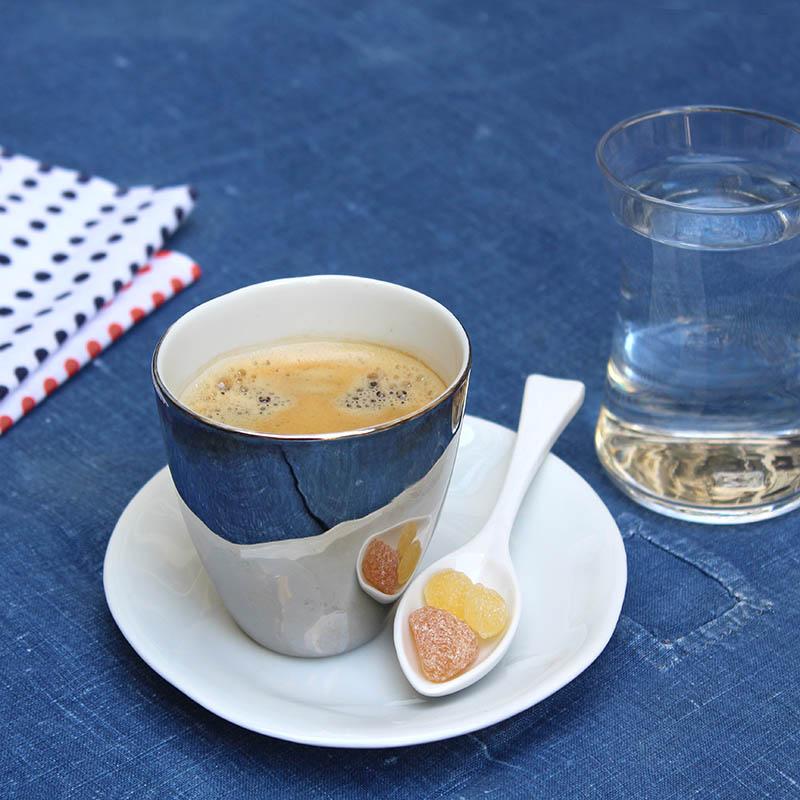tasse à café argentée sur soucoupe en porcelaine blanche - tsé tsé