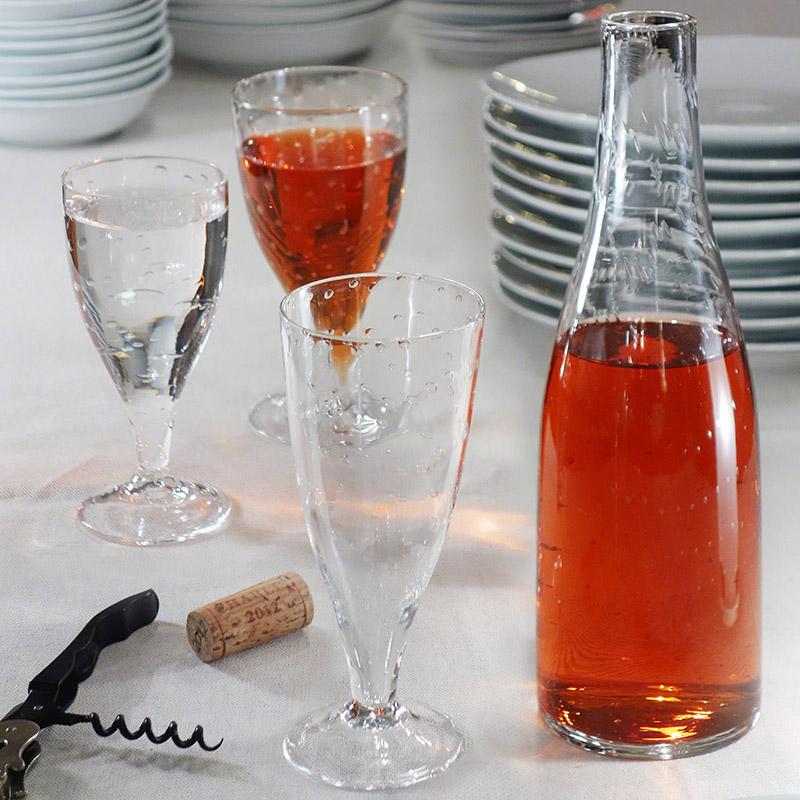 collection de verres à vin et carafe avec des bulles d'air à l'intérieur - tsé tsé