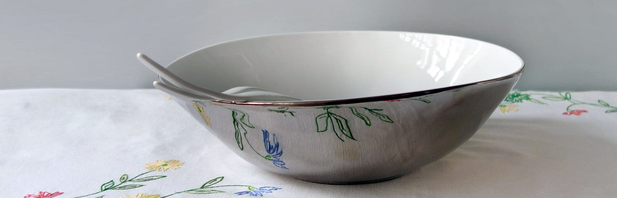 grand plat en porcelaine avec email noir bleuté à l'intérieur