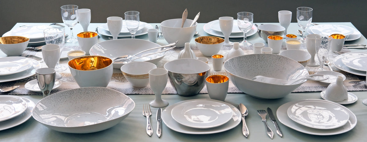 Grande assiette à gâteaux en porcelaine blanche de forme irrégulière. Collection de vaisselle Affamée - Design Tsé & Tsé