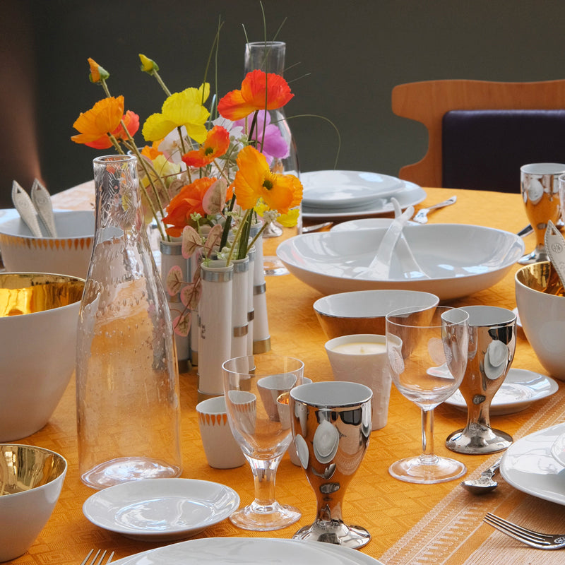 Vaisselle Tsé Tsé platine sur nappe jaune