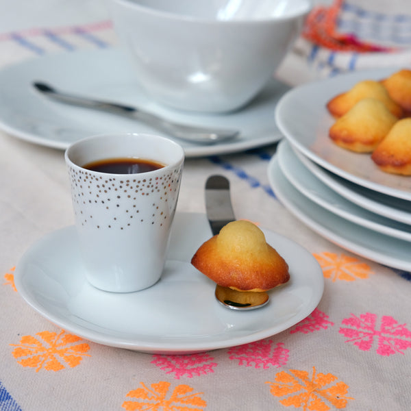 Café et madeleine dans de la vaisselle Tsé & Tsé