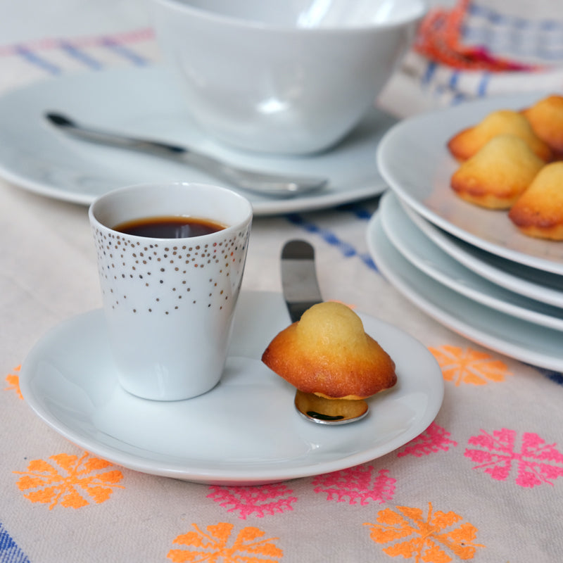 Café gourmand dans un gobelet tsé tsé, motifs confettis platine