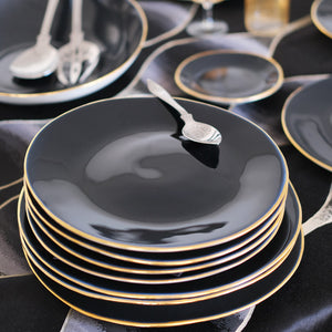 Jolie pile d'assiettes irrégulières, noires et or