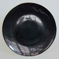 Grande assiette en porcelaine noir bleuté et contour or, vue de dessus