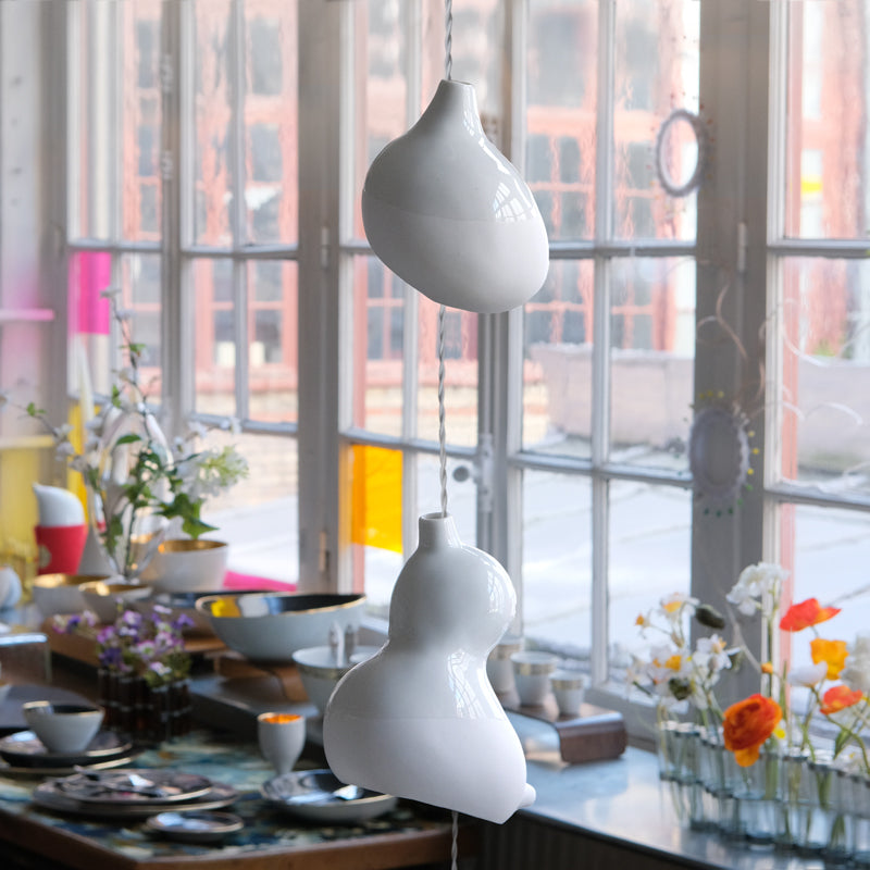 Gros plan sur les globes en porcelaine de la guirlande estomaquée Tsé Tsé