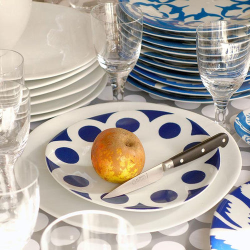 pomme posée dans une assiette à motif bleu et blanc - tsé tsé
