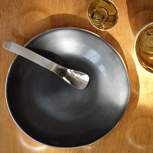 gros plan sur assiette bleu nuit avec un liseré en or - tsé tsé