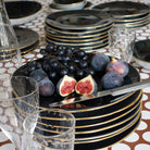 piles d'assiettes collection indigo de couleur noir bleuté avec un liseré doré - tsé tsé