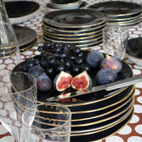 piles d'assiettes collection indigo de couleur noir bleuté avec un liseré doré - tsé tsé