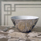 nappe en velours qui se reflète dans un bol à l'extérieur argent effet miroir - tsé tsé