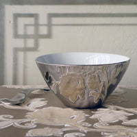 nappe en velours qui se reflète dans un bol à l'extérieur argent effet miroir - tsé tsé
