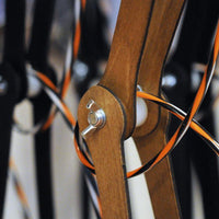 détail de l'articulation d'une lampe d'architecte en bois - tsé tsé