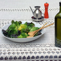saladier bas en porcelaine blanche de forme irrégulière et couverts à salade en bois - tsé tsé