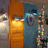 reflet de lampes colorées dans un miroir effet écailles - tsé tsé