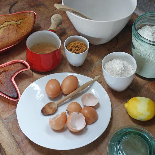 coquilles d'oeufs dans une assiette à dessert blanche de forme irrégulière - tsé tsé