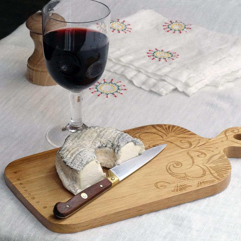 table d'apéro avec planche de formage en bois et verre de vin - tsé tsé