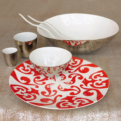 grande assiette en porcelaine blanche à motif rouge vermillon et vaisselle blanche ectérieur platine effet miroir - tsé tsé